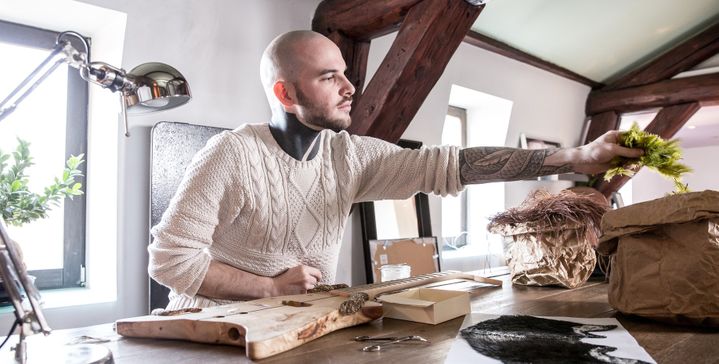 Le plumassier Maxime Leroy dans son atelier
 (Julien Cresp)