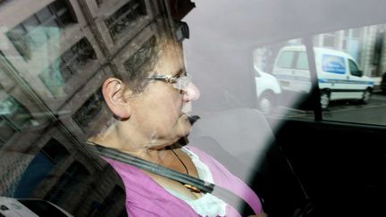 Accus&eacute;e d'un octuple infanticide, Dominique Cottrez arrive au palais de justice de Douai (Nord)&nbsp;pour &ecirc;tre pr&eacute;sent&eacute;e &agrave; une juge d'instruction, le 13 juillet 2011. (MAXPPP)