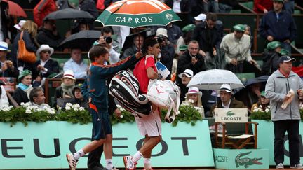 Rafael Nadal sous un parapluie, lors de la finale de Roland-Garros le 10 juin 2012.&nbsp; (HUMBERTO DE OLIVEIRA / MAXPPP)