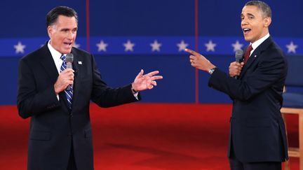 Mitt Romney et Barack Obama sur le plateau du deuxi&egrave;me d&eacute;bat de la pr&eacute;sidentielle am&eacute;ricaine &agrave; Hempstead, dans l'Etat de New York (Etats-Unis). (MIKE SEGAR / REUTERS)