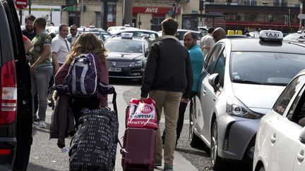 Les chauffeurs de taxi ont prévu, mardi 26 janvier 2016, plusieurs actions notamment autour des aéroports parisiens de Roissy et Orly. (KENZO TRIBOUILLARD / AFP)