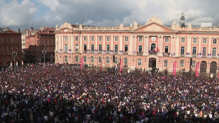 En direct de la place du Capitole à Toulouse (Haute-Garonne), dimanche 30 avril, nous retrouvons la journaliste Alice Brogat où les Toulousains continuent de fêter leur victoire en Coupe de France. (FRANCE 2)