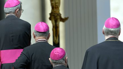 Des évêques attendent une entrevue avec le Pape François au Vatican, le 21 avril 2013. (ALEXANDRE MARCHI / MAXPPP)