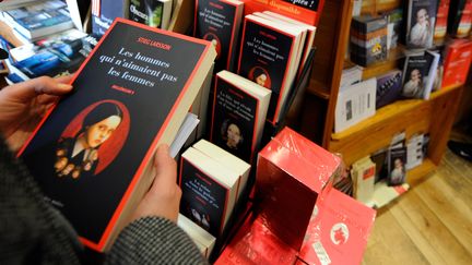 Un lecteur feuillette Les hommes qui n'aimaient pas les femmes, le premier tome de la trilogie Mill&eacute;nium de Stieg Larsson, le 25 f&eacute;vrier 2009 &agrave; Arle.&nbsp; (GERARD JULIEN / AFP)