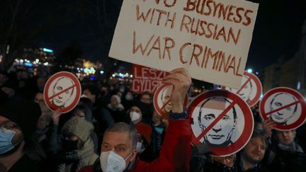 Des Hongrois participent à une manifestation contre les Russes, le 1er mars 2022, dans le centre-ville de Budapest (Hongrie). (FERENC ISZA / AFP)