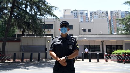 Un policier chinois devant l'ancien consulat des Etats-Unis à&nbsp;Chengdu, le 27 juillet 2020. (NOEL CELIS / AFP)