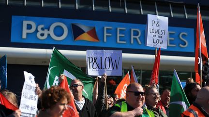 Manifestation contre les 800 licenciements chez la compagnie P&amp;O à Kingston upon Hull (Grande-Bretagne), le 18 mars 2022. (LINDSEY PARNABY / AFP)