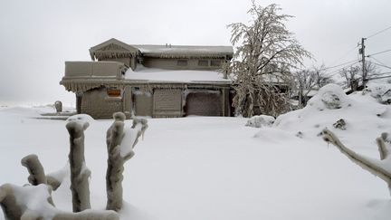 Une maison recouverte de neige et de glace à Hamburg dans l'Etat de New-York (Etats-Unis), le 27 décembre 2022. (JOHN NORMILE / GETTY IMAGES NORTH AMERICA / AFP)