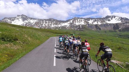 Le peloton à l'assaut du Col de la Madeleine (DE WAELE TIM / TDWSPORT SARL)