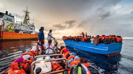 L'Aquarius, le bateau affrété par SOS Méditerranée, sauve les réfugiés en détresse depuis mars 2016. (LAURIN SCHMID/SOS MEDITERRANEE / PICTURE ALLIANCE)