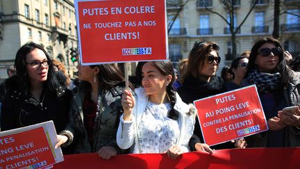 Des travailleurs du sexe ont manifesté devant l'Assemblée nationale, mecredi 6 avril à Paris, pour protester contre le vote de la loi pénalisant les clients&nbsp;de la prostitution. (THIBAULT CAMUS / AP / SIPA)