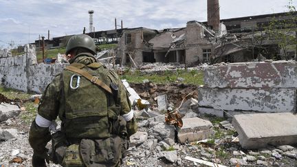 Un militaire prorusse marche sur le site d'Azovstal, le 21 mai 2022, à Marioupol (Ukraine). (ALEXEY KUDENKO / SPUTNIK / AFP)