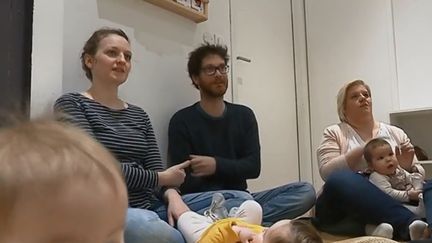 Apprendre la langue des signes aux bébés est une pratique qui se développe de plus en plus. Cela permet aux enfants&nbsp;d'exprimer leurs besoins et émotions.&nbsp; (FRANCE 3)