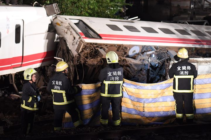 Des secours interviennent après le déraillement d'un train à Taïwan, le 21 octobre 2018. (JIN LIANGKUAI / XINHUA / AFP)