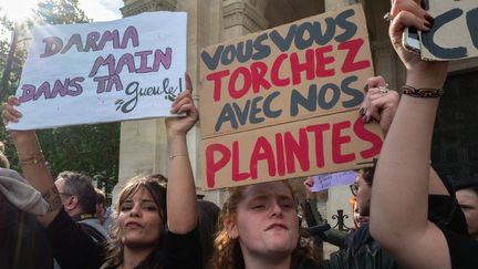 Une manifestation féministe contre les ministres Gérald Darmanin et Damien Abad, le 24 mai&nbsp;2022 à Paris. (FLORE GASTAL / HANS LUCAS / AFP)