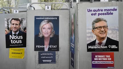 Affiches électorales d'Emmanuel Macron, Marine Le Pen et Jean-Luc Mélenchon pour l'élection présidentielle, à Issy-les-Moulineaux (Hauts-de-Seine) le 3 avril 2022 (JULIEN MATTIA / LE PICTORIUM / MAXPPP)