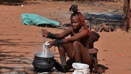 s’est rendue dans plusieurs pays d’Afrique: Gambie, Sénégal, Madagascar, Namibie et Afrique du Sud. Depuis 2011, elle réalise plusieurs voyages par an à travers le monde.
 (Andrée le Corguillé )