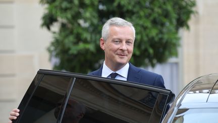 Le ministre de l'Economie Bruno Le Maire quitte son premier rendez-vous gouvernemental après les vacances d'été, le 28 août 2017 au palais de l'Elysée, à Paris. (LUDOVIC MARIN / AFP)