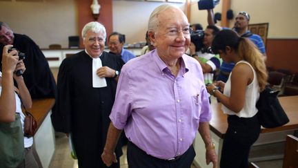 Gaston Flosse quitte le tribunal de Papeete (Polyn&eacute;sie fran&ccedil;aise), le 27 janvier 2014. (GREGORY BOISSY / AFP)