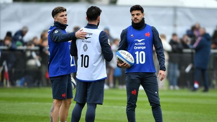 Mathieu Jalibert, Antoine Hastoy et Romain Ntamack lors d'un entraînement du XV de France, à Capbreton, le 25 janvier 2023. (GAIZKA IROZ / AFP)