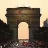 Les agitos, symboles du mouvement paralympique, sont exposés sur l'Arc de Triomphe à Paris, le 11 août 2024. (MAXPPP)