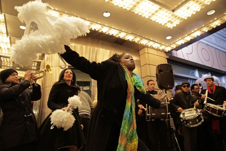 Des musiciens de la Nouvelle-Orléans ont dansé et joué de la trompette et du banjo en marchant vers l'Apollo à Harlem, en hommage à Louis Armstrong, le 9 novembre 2014
 (EPA/MAXPPP)