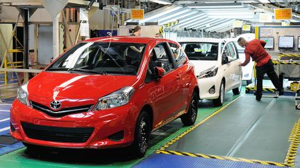 Des employ&eacute;s v&eacute;rifient des Toyota Yaris &agrave; la fin de la ligne d'assemblage, &agrave; Onnaing (Nord), le 16 mai 2013. (PHILIPPE HUGUEN / AFP)