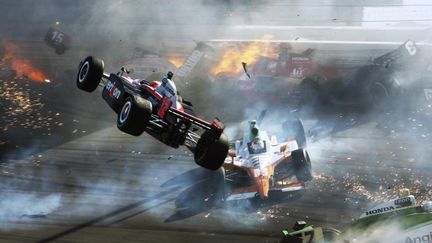 Plusieurs sorties de pistes ont marqu&eacute; l'ann&eacute;e 2011. Le pilote anglais Dave Wheldon a perdu la vie lors d'un accident lors de l'&eacute;tape de Las Vegas du circuit d'Indycar (l'&eacute;quivalent de la F1 aux Etats-Unis). Quelques jours plus tard, le pilote de moto Marco Simoncelli &eacute;tait tu&eacute; apr&egrave;s avoir &eacute;t&eacute; percut&eacute;, sur la piste, alors qu'il &eacute;tait tomb&eacute; de sa moto. (BARRY AMBROSE / REUTERS)