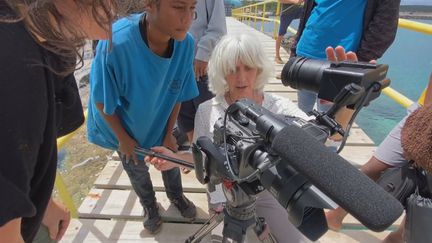 Des élèves des trois collèges de Maré se sont essayés à la caméra, à l'interview, au montage... (Nicolas Esturgie)