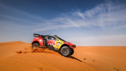 Sébastien Loeb et Fabian Lurquin lors de la 8e étape du Dakar, entre Al-Duwadimi et Hail (Arabie saoudite), le 15 janvier 2024. (FREDERIC LE FLOC H / AFP)