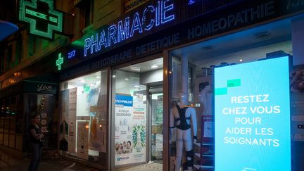 Pendant le confinement, un dispositif spécifique permet aux femmes victimes de violences conjugales de donner l'alerte en pharmacie. (JOEL SAGET / AFP)