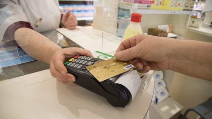 Une personne effectue un paiement sans contact dans une pharmacie à Quimper (Finistère), le 7 avril 2020. (MAXPPP)