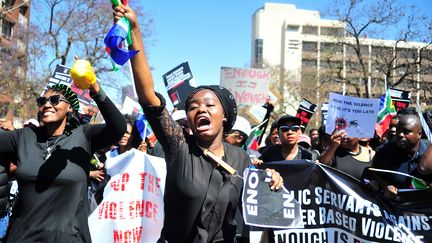 À Pretoria, des manifestants&nbsp;dénoncent les&nbsp;violences domestiques contre les femmes en Afrique du Sud, le 27 septembre&nbsp;2019. Photo d'illustration.&nbsp; (PHILL MAGAKOE / AFP)