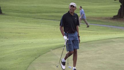 Le pr&eacute;sident am&eacute;ricain Barack Obama sur le parcours de golf de Kailua, &agrave; Hawa&iuml; (Etats-Unis), le 30 d&eacute;cembre 2014. (NICHOLAS KAMM / AFP)