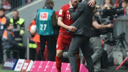 Pep Guardiola et Franck Ribéry. (CHRISTOF STACHE / AFP)