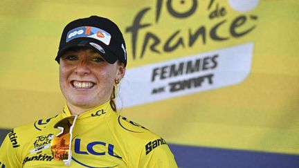 La Néerlandaise Charlotte Kool après sa victoire lors de la première étape du Tour de France femmes, le 12 août 2024 à La Haye. (JULIEN DE ROSA / AFP)