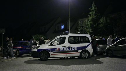 Des enqu&ecirc;teurs bloquent la rue&nbsp;permettant d'acc&eacute;der au domicile&nbsp;&nbsp;d'un couple de policiers &agrave; Magnanville&nbsp;(Yvelines), dans la nuit du 13 au 14 juin 2016. (MATTHIEU ALEXANDRE / AFP)