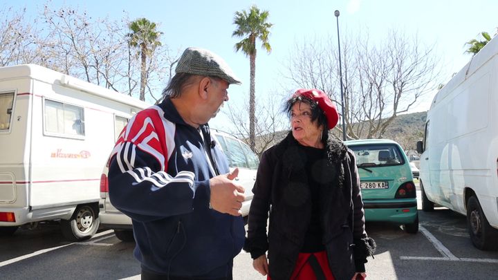 Jean Claude et Michèle font partie du comité de quartier de l'île de Thau, à Sète, et ils portent un regard très critique sur la politique du logement menée actuellement. (ANTOINE DEIANA / FRANCEINFO)