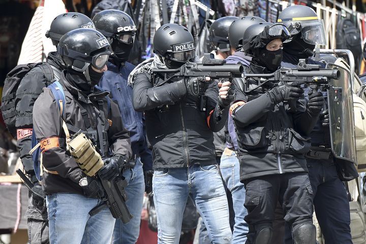 Des policiers armés de LBD le 11 mai 2019 à Nantes, lors d'une manifestation de "gilets jaunes". (SEBASTIEN SALOM-GOMIS / AFP)