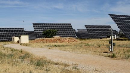 Un champ de panneaux solaires à Cordoue, en Andalousie (Espagne), en 2015. Photo d'illustration. (TIM SOMERSET / MAXPPP)