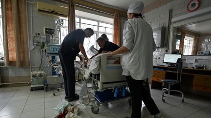 Des médecins prennent en charge une personne blessée à l'hôpital de Brovary, à l'est de Kiev (Ukraine), le 1er mars 2022. (GENYA SAVILOV / AFP)