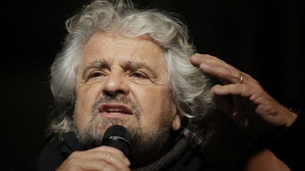 Beppe Grillo le 2 décembre 2016, dans un meeting contre le référendum proposé par l'ex-président du Conseil Matteo Renzi.  (MARCO BERTORELLO / AFP)