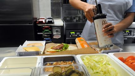 Fabrication d'un hamburger chez McDonald's, en 2011. (REMY GABALDA / AFP)