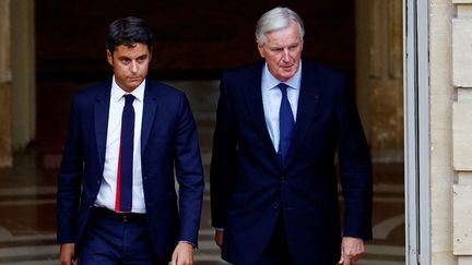 Gabriel Attal et Michel Barnier à Matignon, à Paris, le 5 septembre 2024. (SARAH MEYSSONNIER / AFP)