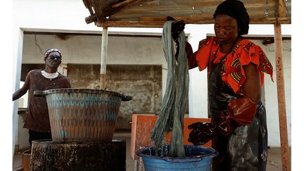 La majorité des artisans œuvrent dans les ateliers de tissage, de teinture, de confection de vêtements et tissus d’ameublement qui forment la principale filière. Une autre branche pour l’instant moins développée regroupe les ateliers du cuir, du métal, du bois et de la vannerie.&nbsp; &nbsp; &nbsp; (REUTERS / ZOHRA BENSEMRA)