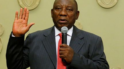 arrivé au pouvoir en février 2018 après la démission de Jacob Zuma, va pouvoir tenir ses promesses de redistribuer les terres aux pauvres. Car le nouveau président n’a pas hésité à déclarer: «Sans redistribution de la terre, nous ne construirons pas une Afrique du Sud unie. (...) Sans donner aux pauvres les moyens de cultiver la terre de façon productive, nous ne vaincrons pas la pauvreté.» Mapara n’a aucun doute. Si Ramaphosa tient ses promesses, il mènera à la victoire son parti l’ANC aux élections législatives d'avril 2019. La terre est un problème émotionnel en Afrique du Sud, où les inégalités et les divisions raciales persistent encore, longtemps après la fin de l'apartheid.
 (Mike Hutchings/REUTERS)