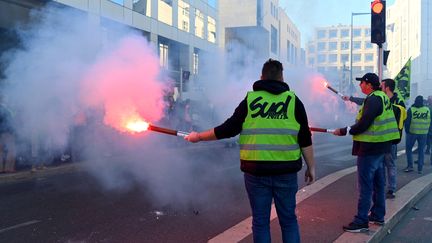 Une mobilisation de SUD Rail à Marseille le 28 octobre 2021. (NICOLAS TUCAT / AFP)