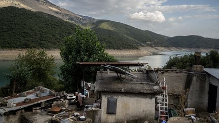 Le village englouti de Kallio, en Grèce à 240km d'Athènes. (ANGELOS TZORTZINIS / AFP)