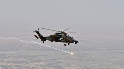 Un hélicoptère Tigre de l'armée française survole la ville de Gao, dans le Nord du Mali, le 19 mai 2017.&nbsp; (AFP)