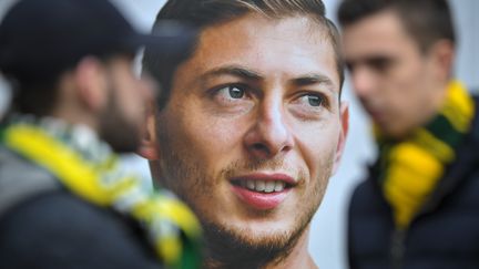 De supporters du FC Nantes devant un portrait d'Emiliano Sala, à&nbsp;La Chapelle-sur-Erdre (Loire-Atlantique), le 24 janvier 2019. (LOIC VENANCE / AFP)